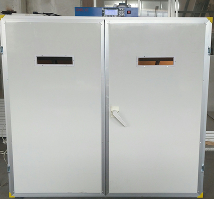 購入 鶏の家禽フル オート2000年の容量の卵の定温器および1つの保育箱すべて online manufacture