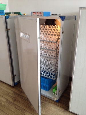 購入 機械600卵の定温器を工夫する自動家禽の卵の定温器 online manufacture